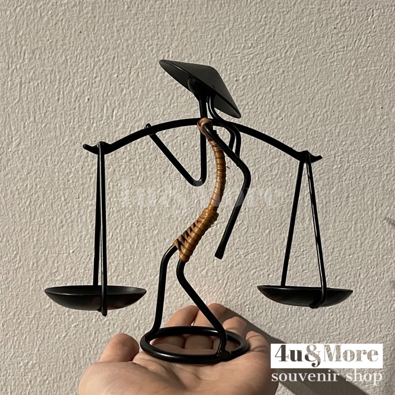Mô hình sắt người gánh hàng rong đội nón lá