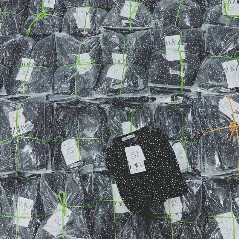 Vay đen chấm bi cổ bẻ dáng xòe dài