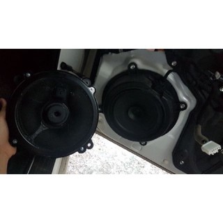 Loa Sub Bose cánh trước Mazda