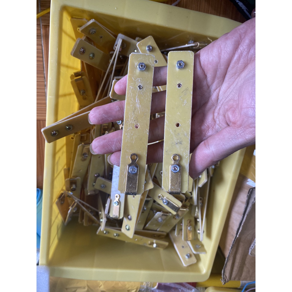 Công tắc bấm màu vàng