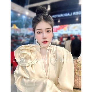 Áo sơ mi cổ v chất lụa satin kèm hoa vai sang chảnh