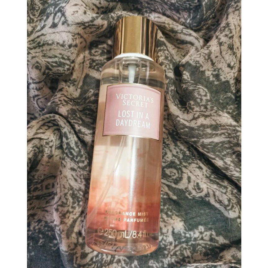 Xịt thơm body mist Victoria's Secret Lost In A Daydream