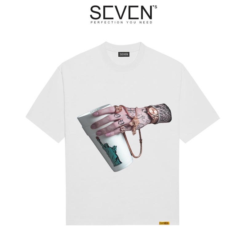 áo phông tay lỡ seven in tay cầm cốc nước