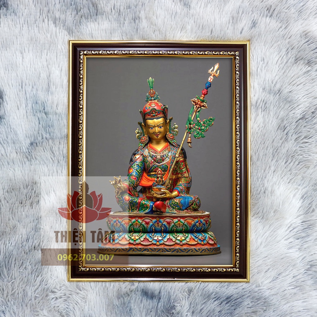 Tranh Mật Tông Thangka Đức Liên Hoa Sinh Guru Rinpoche khung 36x48cm bằng vải phủ bóng, khung composite xịn xò