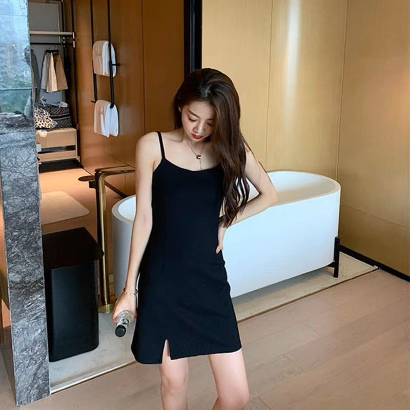 Set áo montoghi dáng croptop form rộng màu tím ,phối cùng váy đen hai dây xẻ một bên đùi, dáng ngắn chất vải umi dày dặn