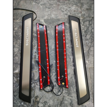 Nẹp bước chân có đèn viền nhựa đen cao cấp Innova 2018-2022