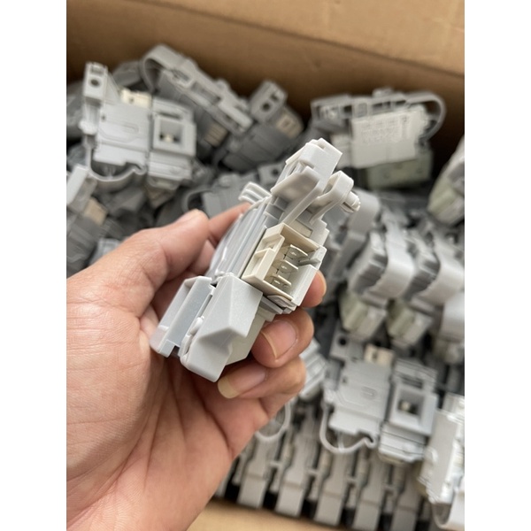 Khoá cửa máy giặt electrolux Công tắc cửa máy giặt electrolux EWF 10843 10844 10744 12843 12844