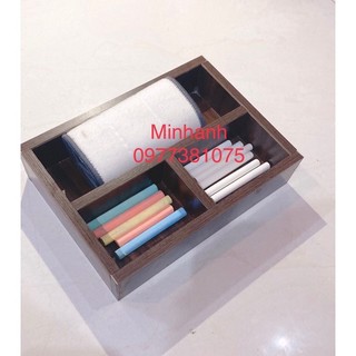 Khay đựng phấn, giẻ lau, khăn lau bảng, để sáp màu và đồ dùng