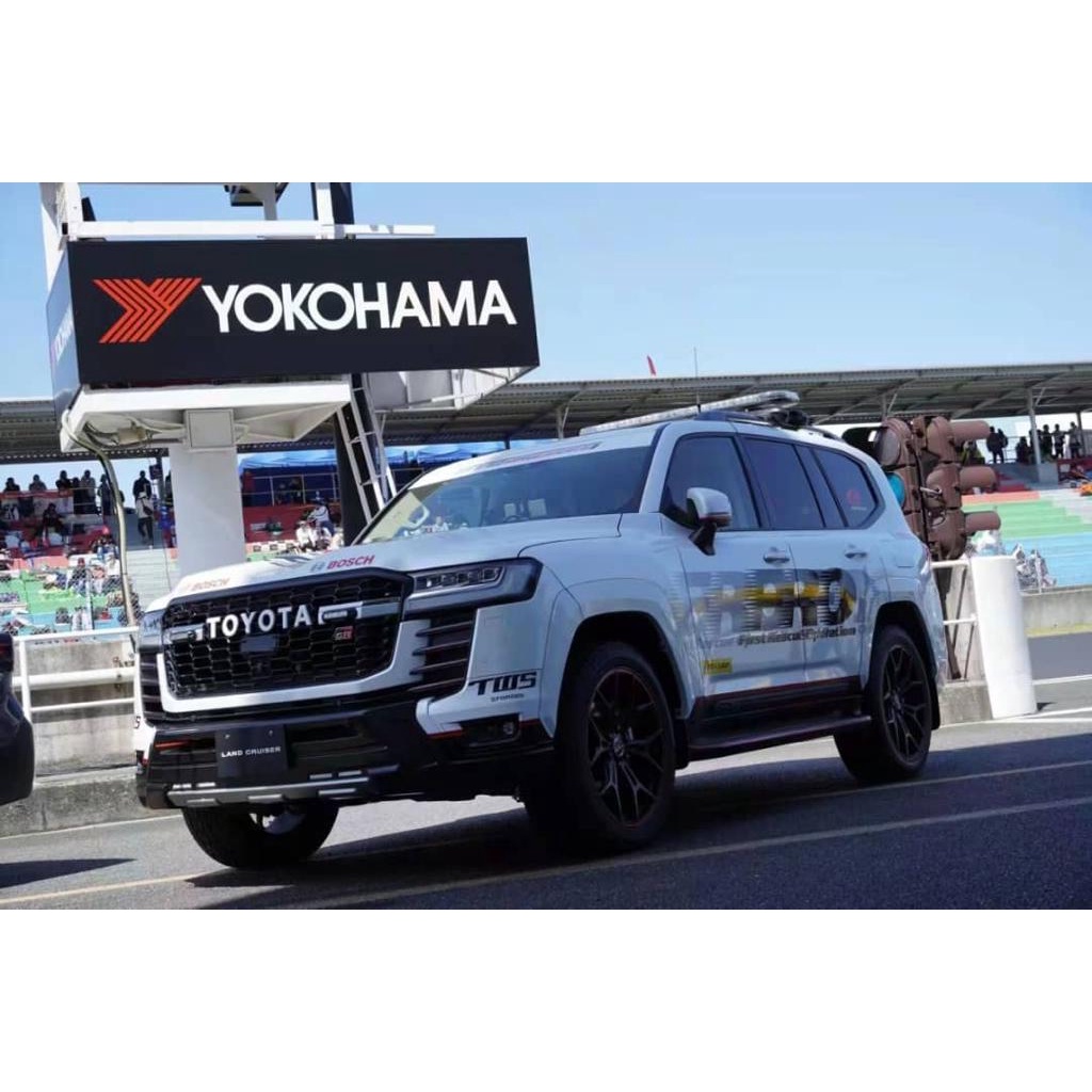 MÔ HÌNH 1:64 GCD - Toyota Land Cruiser LC300 (160) Super GT Race Safety Car White FRO Livery