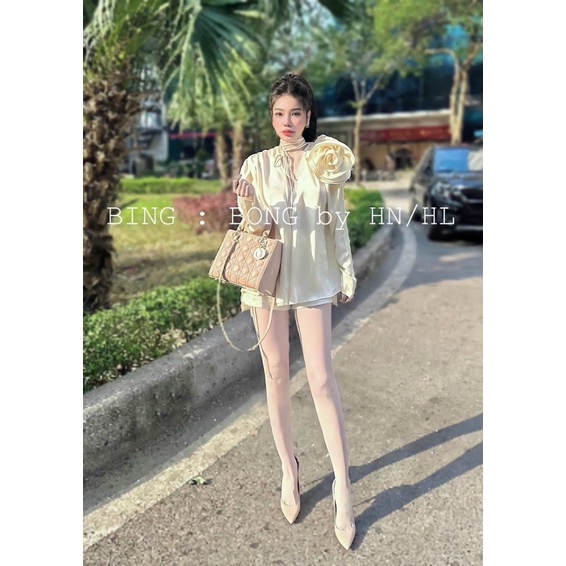 ÁO SƠ MI CỔ V CHẤT LỤA SATIN KÈM HOA VAI SANG CHẢNH | BigBuy360 - bigbuy360.vn