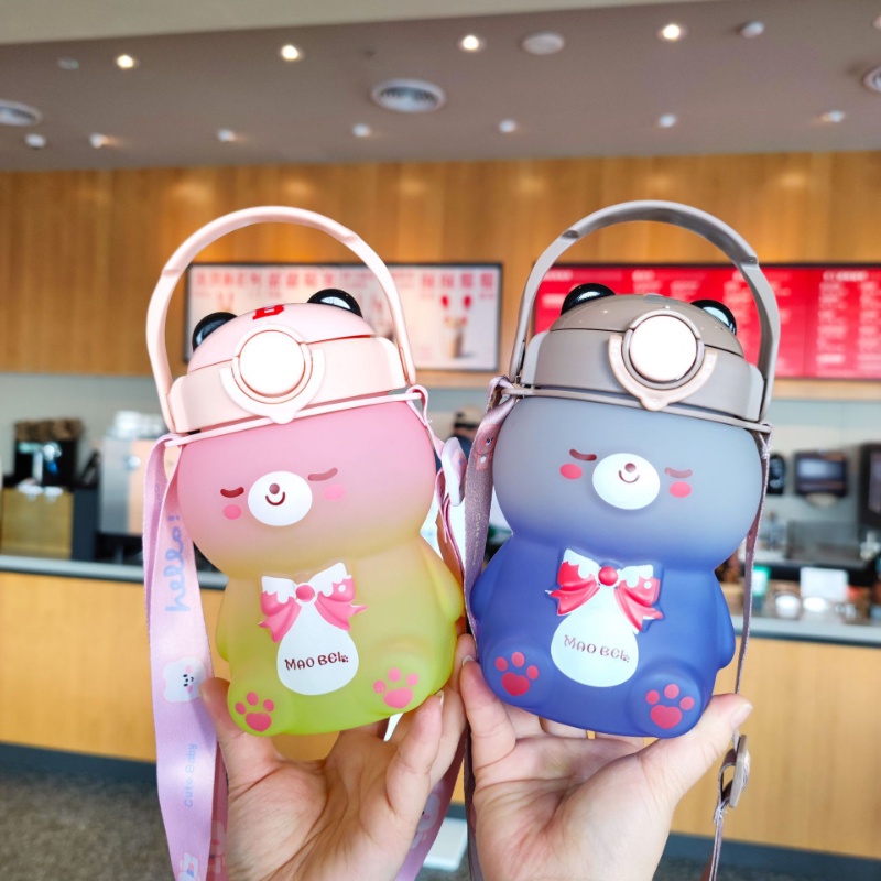 Bình nước nhựa 800ml có ống hút tiện dụng cho bé