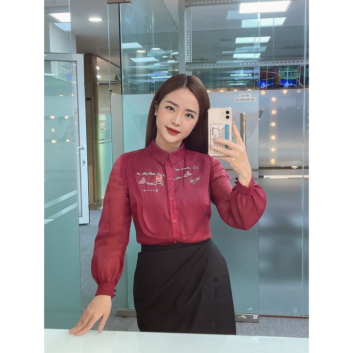 Áo sơ mi đỏ trắng hoạ tiết chữ thêu thủ công tinh tế Manlic Rimmy
