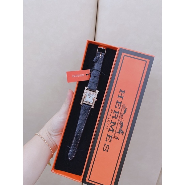 Đồng hồ nữ Hm quai da mặt viền đá