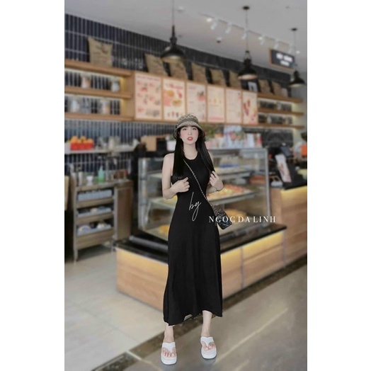 Váy xát nách chân xòe dáng dài màu đen
