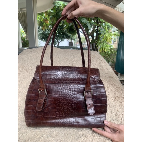 Túi chuẩn si. Túi qua sử dụng. Khách vui lòng xem hình nếu muốn biết thêm thông tin sản phẩm mời khách vô chat . Thanks.