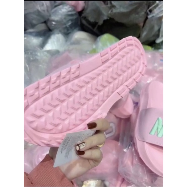 Dép lê chữ C , chữ màu đế cao 3cm màu hồng đi cực thích