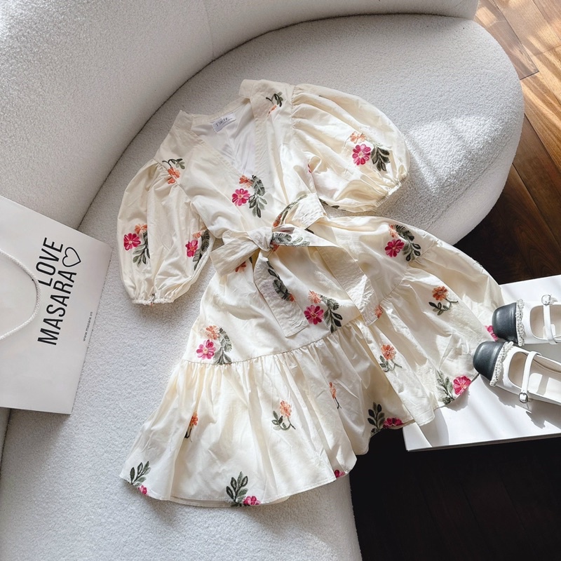 ĐẦM NUDE THÊU HOA CỔ V THẮT EO XOÈ