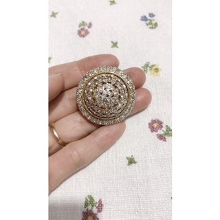 Hoa tai lẻ chiếc khắc hiệu