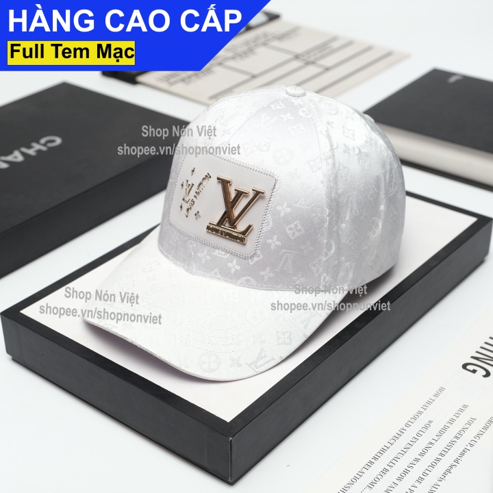 Mũ Lưỡi Trai Nón Kết LV Logo Đính Nổi Vải Hoạ Tiết Kaki Cotton Lụa Trơn Bóng Màu Trắng Form Đứng Thời Trang Cao Cấp