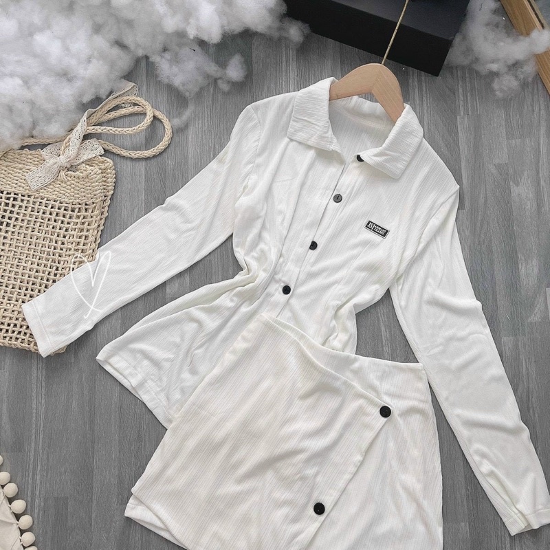 SET ÁO TRẮNG NÚT ĐEN TAY DÀI LOGO + CHÂN VÁY