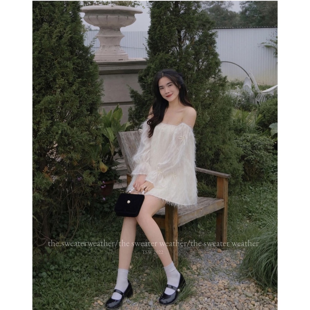 Áo Trễ Vai Bo Tay Xòe Lông Nhũ Đính Nơ Cúc Ngọc Óng Ánh