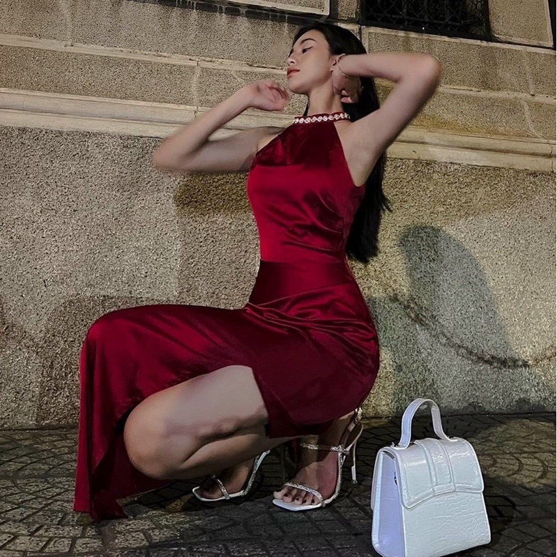 Đầm body đỏ cổ yếm xẻ đùi