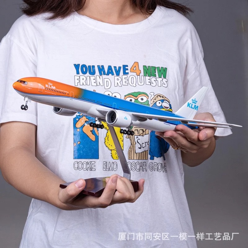 Mô hình máy bay KL.M Boe.ing B777-300ER Hà Lan PH-BVA  47cm 1:160 có đèn led tự động theo tiếng vỗ tay hoặc chạm MB47012