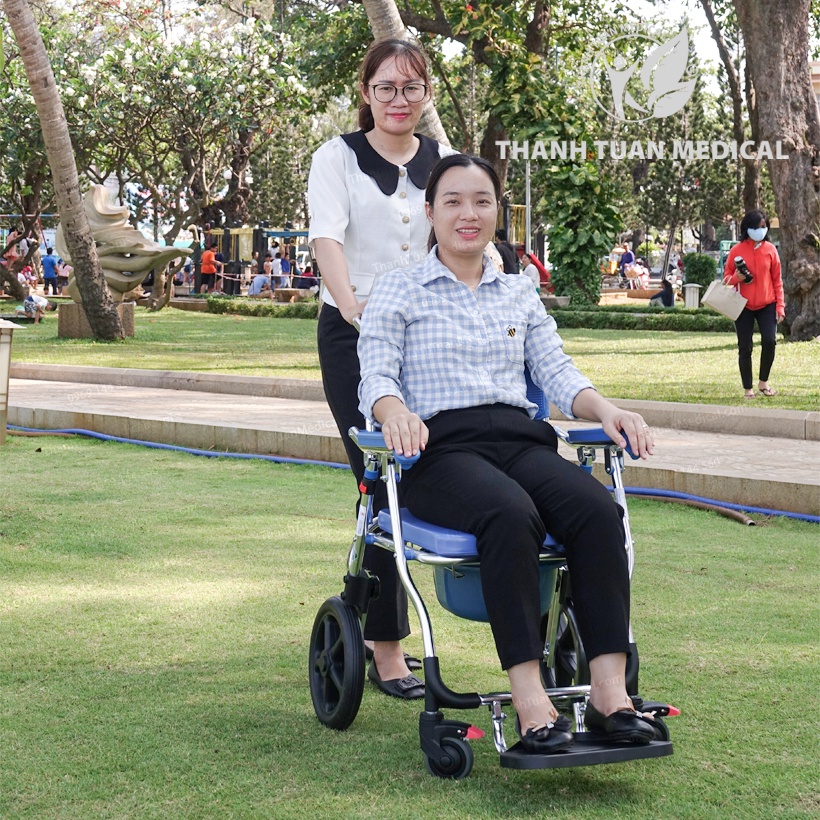 Xe lăn kết hợp ghế bô vệ sinh đa năng BÁNH LỚN GBM-018 khung hợp kim nhôm siêu bền - Có đệm, Bánh xe, Chỗ gác chân