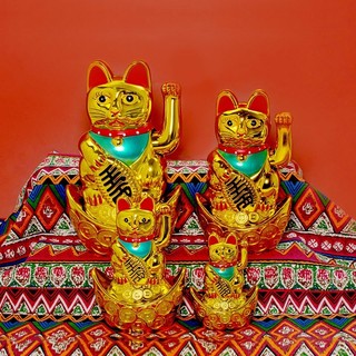 Mèo thần tài vẫy tay ngoắc khách sử dụng pin