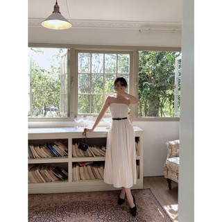 Váy trắng quây xếp ly dọc dáng dài kèm đai da