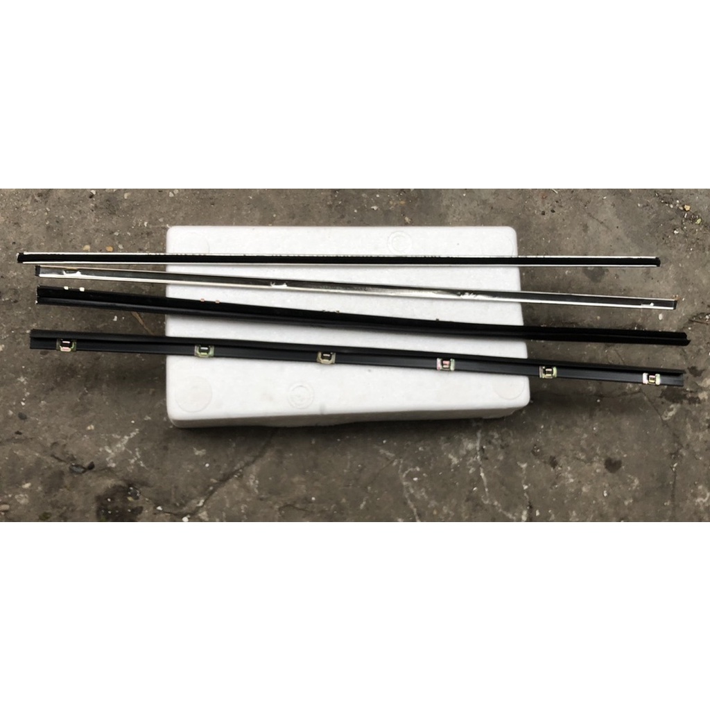 1 cái nẹp chân kính  cho cánh cửa trước cho xe suzuki 7 chỗ/ suzuki van/ suzuki 500kg  /giá 1 cái