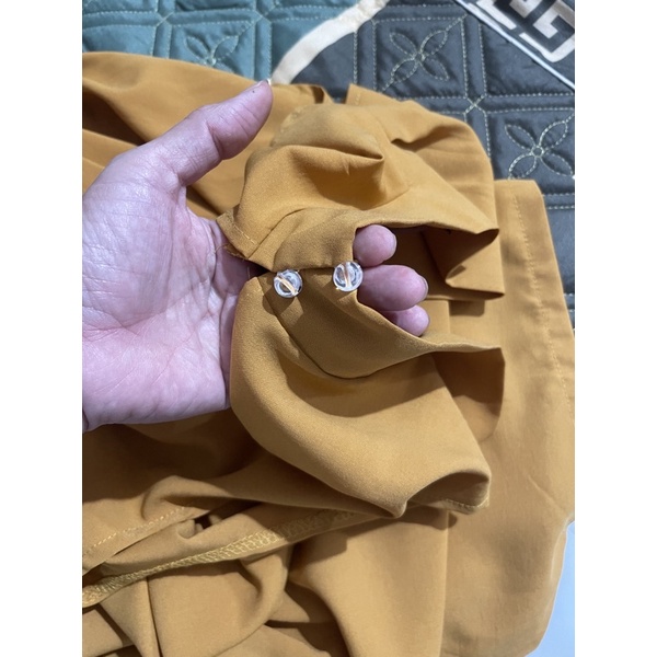 Thanh lý bộ jumsuit màu vàng đậm đã sử dụng