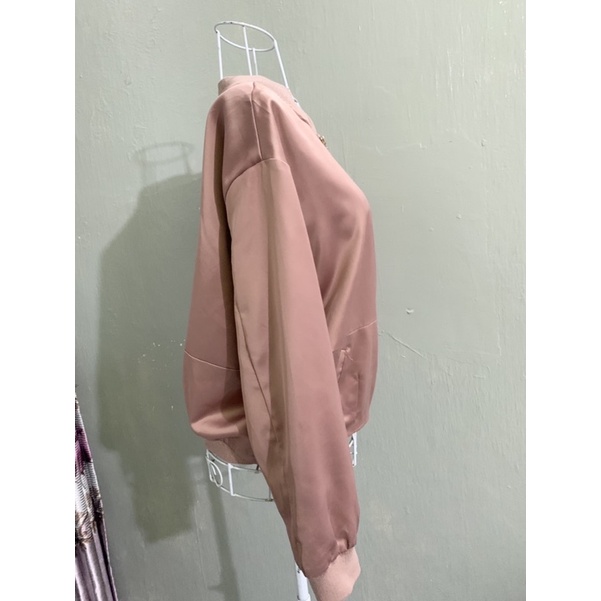 Áo khoác bomber màu hồng ruốc