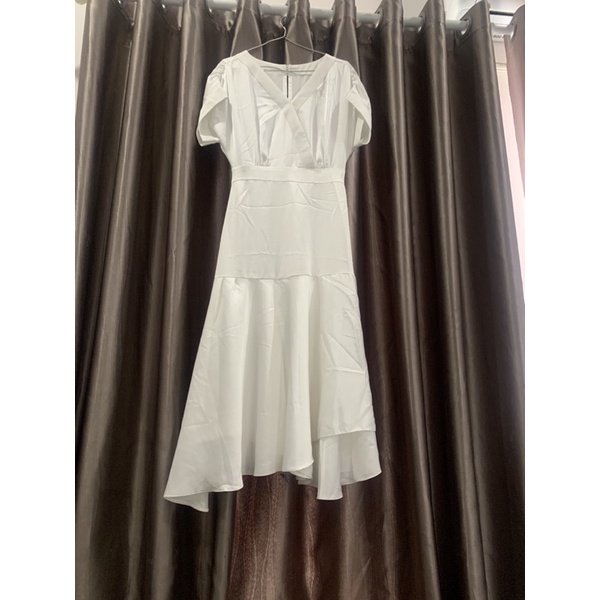 thanh lý váy trắng qua gối qccc size s