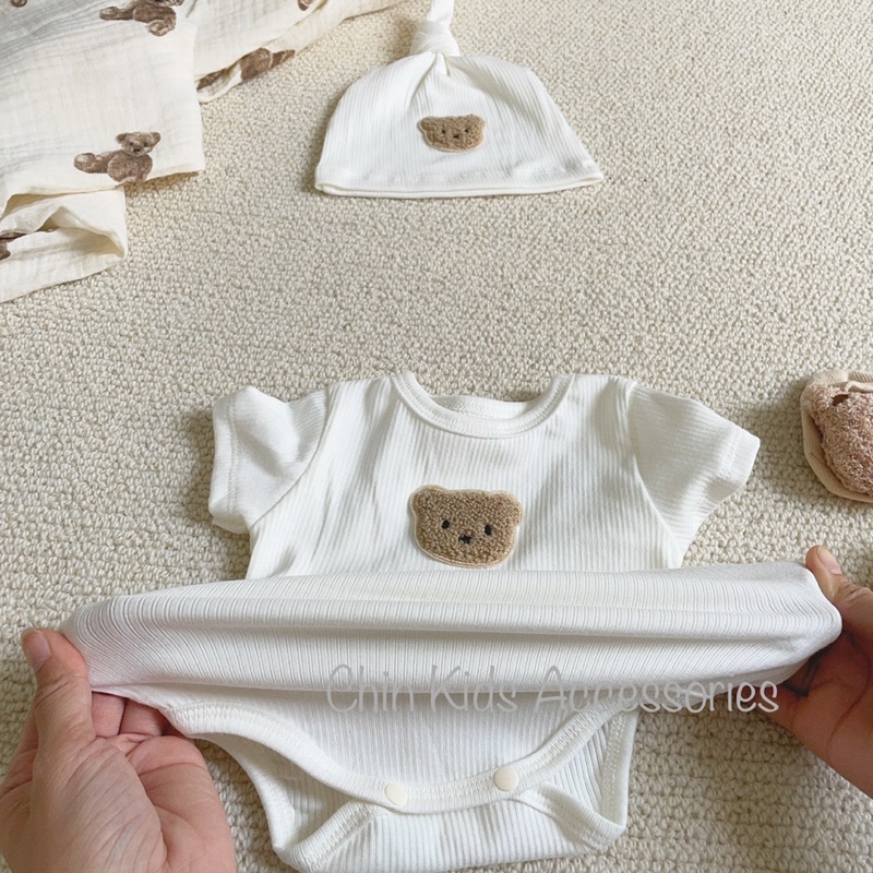 Sét body cộc tay và mũ củ tỏi thêu gấu vải cotton gân mềm cho bé