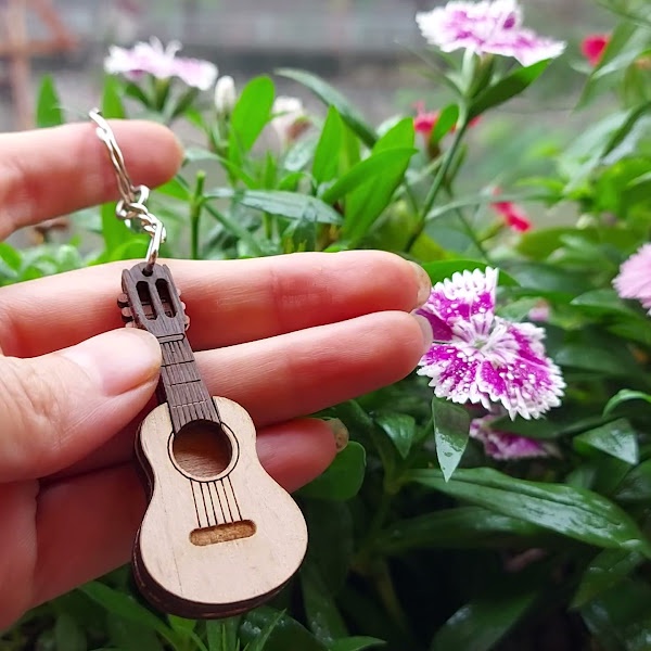 Móc khóa gỗ hình đàn guitar