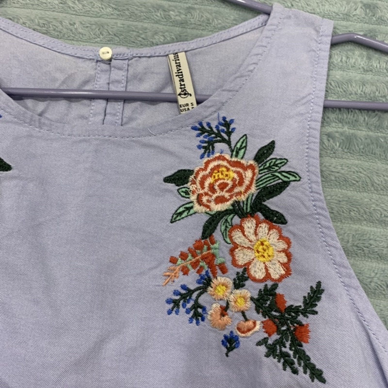 Đầm Stradivarius denim thêu hoa