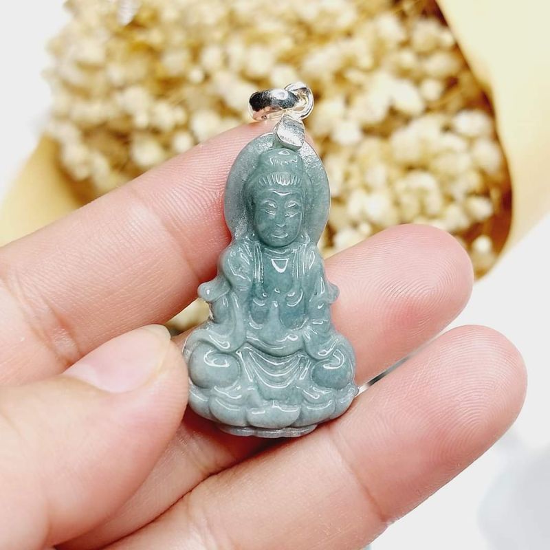 Mặt Quán Âm chất liệu lam ngọc chuẩn A, dùng làm mặt dây chuyền vòng cổ UPCARA