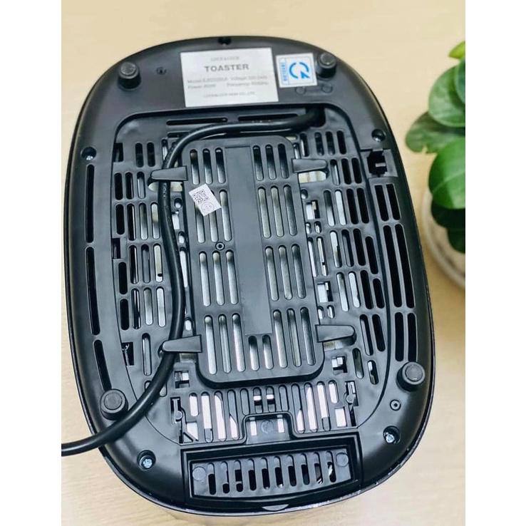 Máy nướng bánh mì LocknLock EJB222BLK 850W - màu đen, EJB221BLU 700W - màu xanh