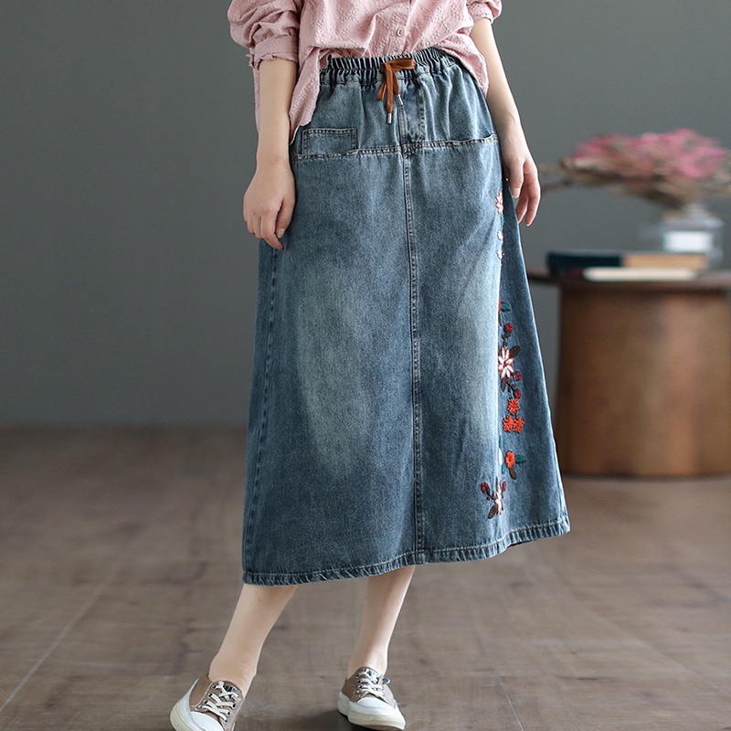 Chân váy denim KAMAKA lưng thun thêu những bông hoa một túi sau - NU8292