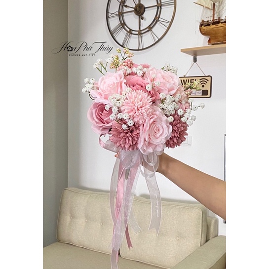 Hoa cưới cầm tay cô dâu bằng lụa