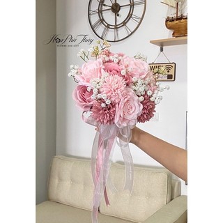 Hoa cưới cầm tay cô dâu bằng lụa