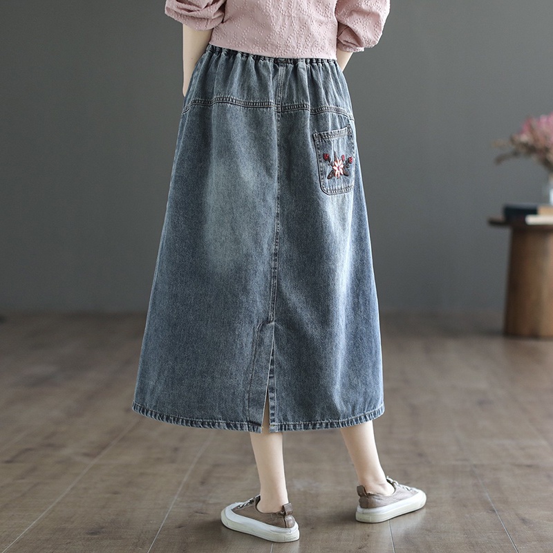 Chân váy denim KAMAKA lưng thun thêu những bông hoa một túi sau - NU8292
