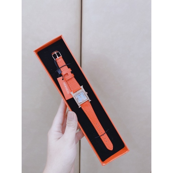 Đồng hồ nữ Hm quai da mặt viền đá