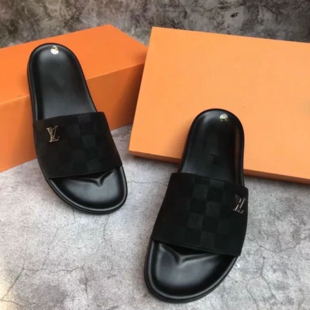 Dép lv nam quai ngang da mềm màu đen họa tiết in chìm cao cấp