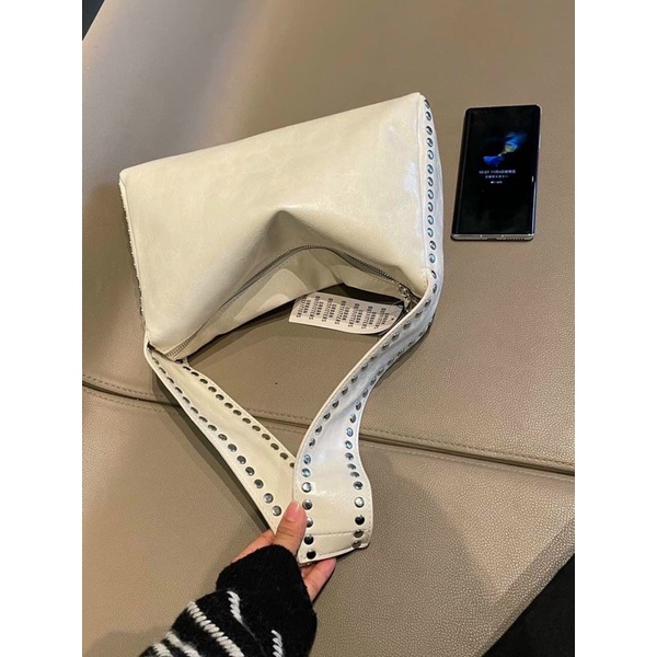 Túi Urban Outfitters kẹp nách trendy