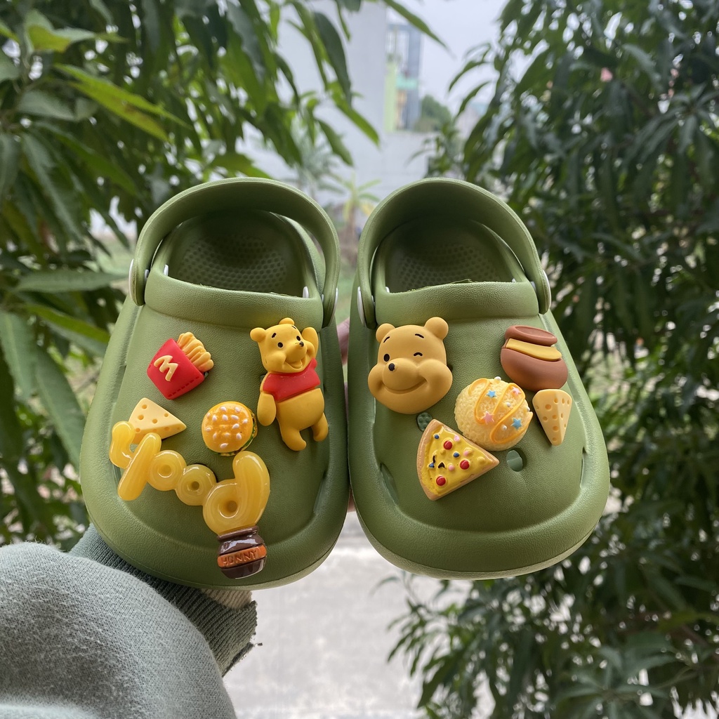 Dép cho bé trai bé gái, sục cross siêu nhẹ, chống trơn trượt bộ charm Pooh vàng bé trai