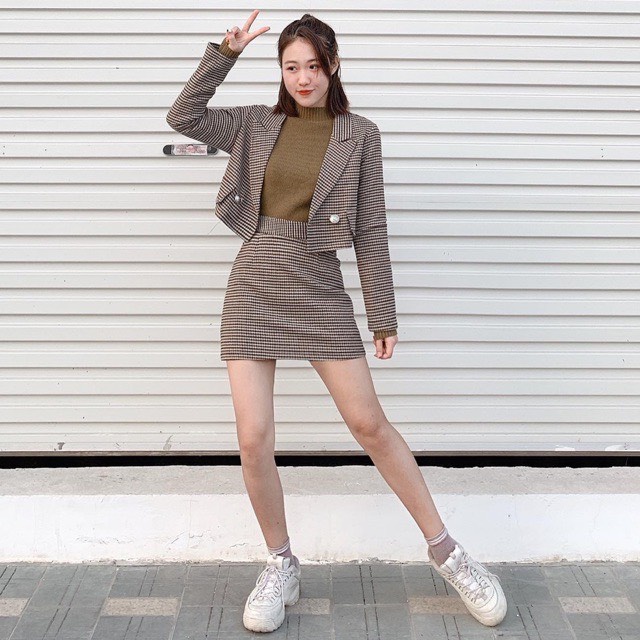 Set Blazer croptop và chân váy ngắn họa tiết răng sói tone nâu
