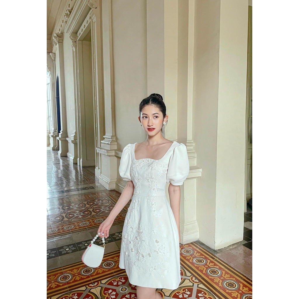 MAVEN - Váy dáng A cổ vuông tay bồng đính kết Amanda Dress