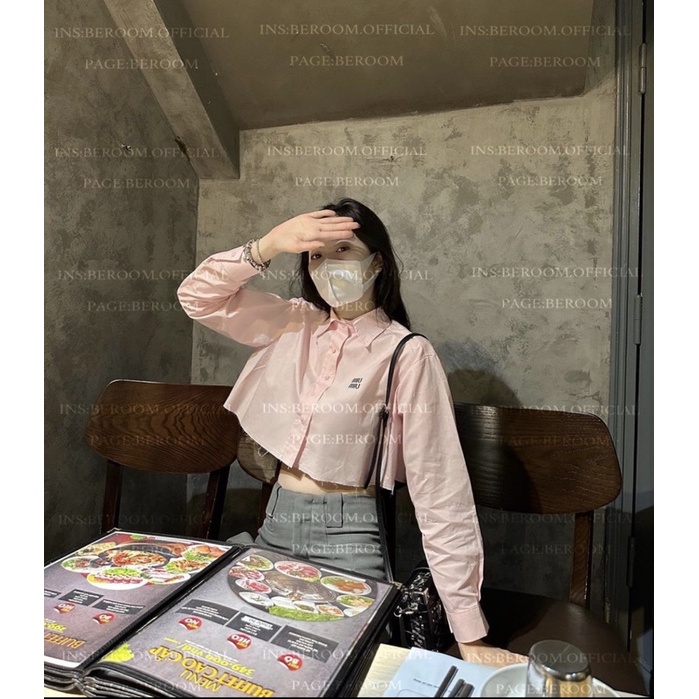 [Ảnh thật] Áo Sơ Mi Dáng Croptop Thêu Miumiu Hồng Trắng Beroom